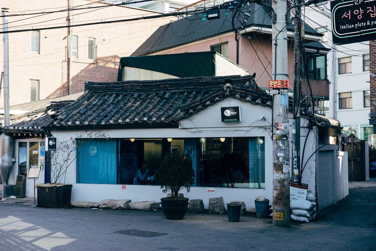 도로변에 있는 작은 음식점 건물
